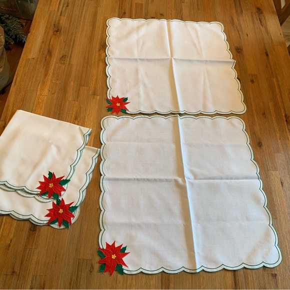 Set of 4 embroidered poinsettia cloth napkins - Picture 5 of 5